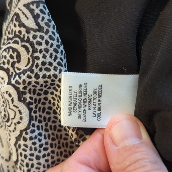 Roz & Ali 2X Black White Top Blouse Lined Abstract floral Design - Picture 10 of 10